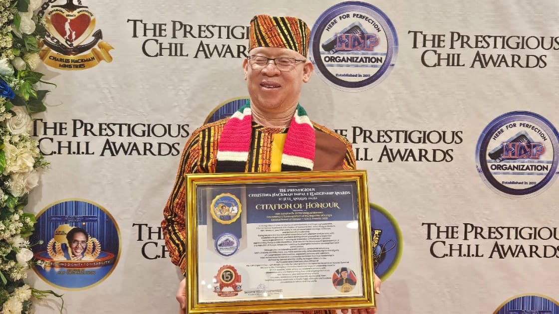 Isaac Mwaura receiving international award in Ghana