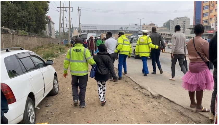 NTSA officers arrest pedestrians crossing highway near Pipeline Transami footbridge in Nairobi.